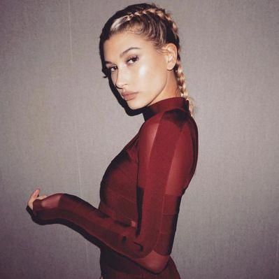 us.hellomagazine.com #braids Medium Hair Braids, Blonde Box Braids, Medium Hair Styles, Big Braids, Braid Hair, Box Braids Hairstyles, Amanda Seyfried, Khloe Kardashian, Waterfall Braid Tutorial