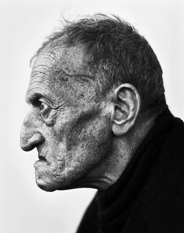 La cotidianidad de las fotografías en blanco y negro del belga Stephan Vanfleteren - Cultura Inquieta Old Man Portrait, Male Portrait, Portrait Drawing, Beauty Portrait, Human Face, Male Face, Black And White Portraits, Black And White Photography, Old Man Face