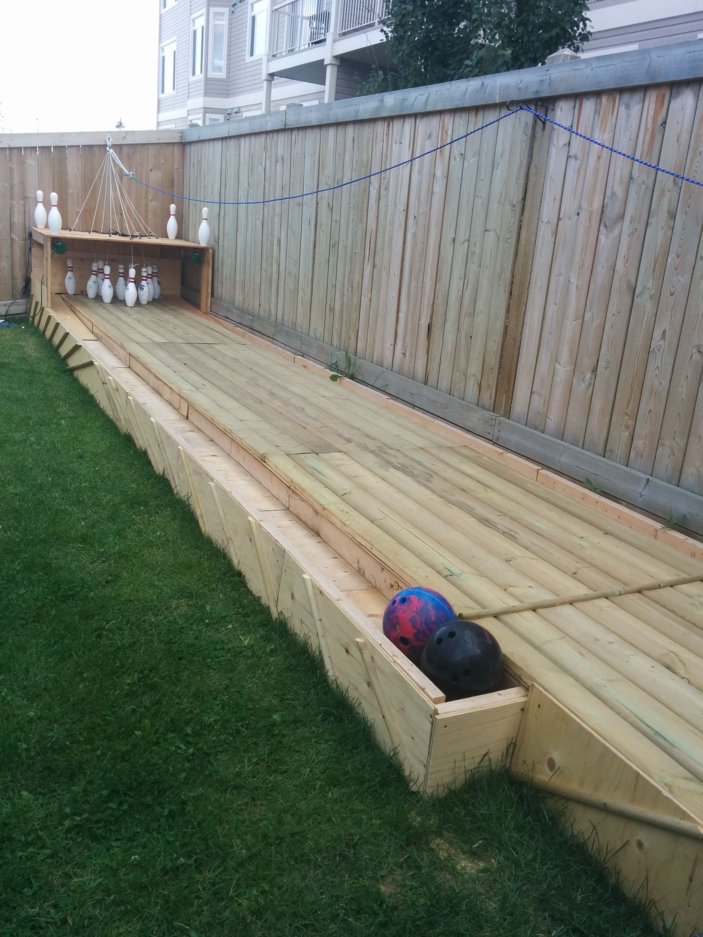 Amazing idea! Create your own DIY bowling alley in your garden backyard, only simple skills needed and full tutorial with plans available! #Diygardenideas #Gardendesign #Gardenideas #Gardeningtips #Gardens #Pallets #Woodworking Backyard Games, Outdoor Games, Diy Outdoor, Backyard Landscaping, Outdoor Space, Outdoor Living, Backyard Playground, Playground Landscaping, Landscaping Ideas
