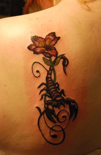modele tatouage scorpion feminin avec fleur et arabesque sur