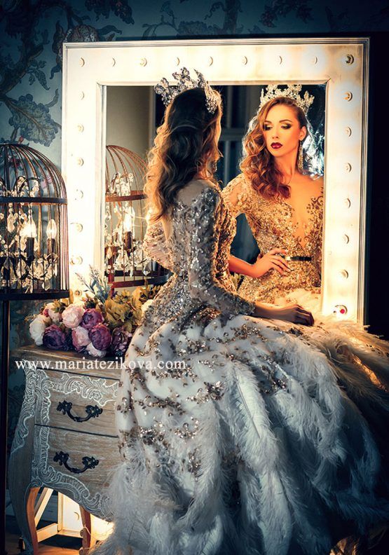Grace Kelly Gold Discount Название: Грейс Келли Голд Дисконт Подходит для размеров: XS, S, M Подходит беременным Срок аренды: 1 сутки Вес платья: 3.9 кг. Стоимость аренды: 4 500 ₽ Скидка: -32% Залог: ₽ 8 000 ₽ Описание: Невероятно эффектное белое платье с перьями. Верх расшит пайетками и кристаллами золотого цвета. Пышная юбка украшена более чем сотней перьев страуса. Золотой металлический пояс подчеркивает талию. Корсет на шнуровке. Discount Dresses, Grace Kelly, Formal Dresses Long, Gold, Fashion, Moda, Fashion Styles, Fashion Illustrations, Yellow