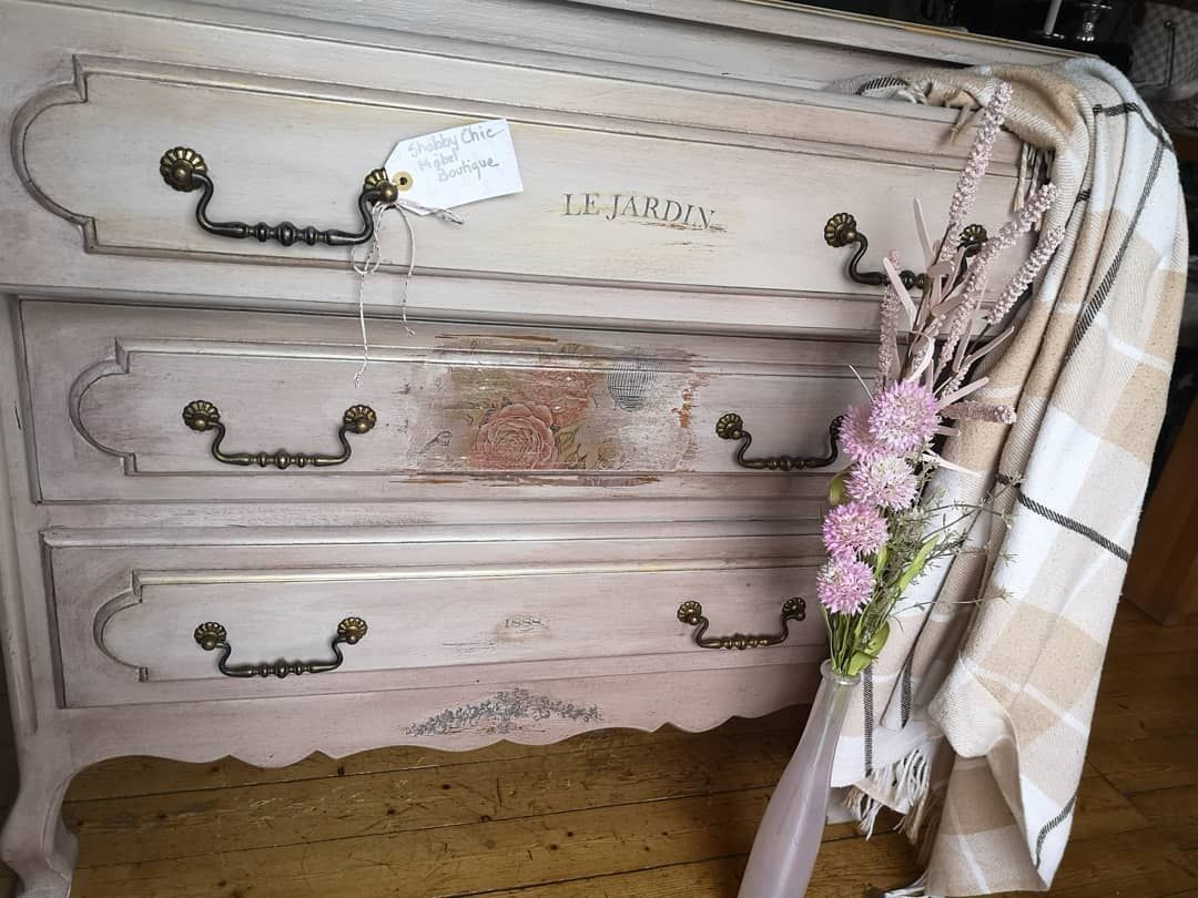 255 "Μου αρέσει!", 5 σχόλια - www.ellefurniture.de (@elle_furnitures) στο Instagram: "SOLD! The French garden commode is ready 🌹 Perfect for bedroom, hallway or living room, this unique…" Antique Dresser, Antique Furniture, Painted Furniture, Bedroom Hallway, Milk Paint, Furniture Restoration, Furniture Makeover, Unique Pieces, Shabby