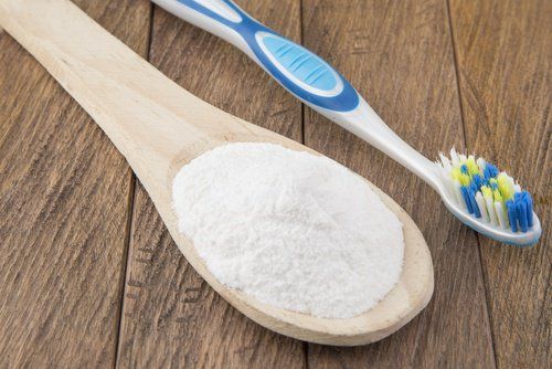 5 Naturliche Mittel Zur Entfernung Von Zahnbelag Besser Gesund Leben Zahnbelag Backpulver Shampoo Naturliches Zahnereinigen