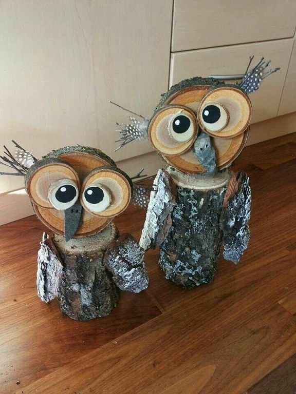 I found this on Pinterest and they were credited to Holzeulen (couldn’t find the exact owl, darn!) Looks like you need one thick log, and 5 wood slices of different sizes. Paint the smaller ones white and add black to make pupils. Glue small twigs behind the eyes and add some dotted feathers. Use bark for … Cool Diy, Owl Yard Art, Winter Wood Crafts, Winter Decor, Wood Log Crafts Diy, Wooden Christmas Crafts, Wood Slice Crafts, Chirstmas Decor, Unique Christmas