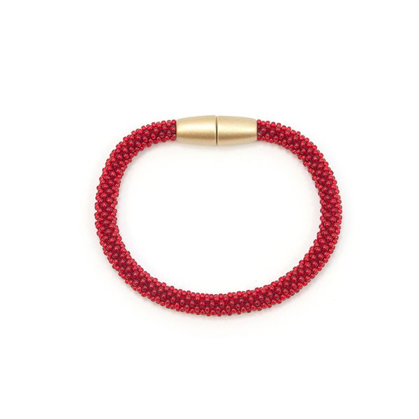 Svelte von sakiba ist ein modulares Schmucksystem, das die Trägerin zur Gestalterin werden lässt. Jedes Armband und jedes Collier ist mit einer Supermagnetschließe versehen und kann so beliebig mit jedem anderen Modul verlinkt werden. Es entstehen so immer wieder neue Kombinationsmöglichkeiten und jedes Stück wird zum Unikat. Milde Kosmetika und Waschmittel können Deinem Schmuck von sakiba nichts anhaben. Damit Du möglichst lange Freude daran hast, vermeide bitte den Kontakt mit Schwefel, Säure Rope Bracelet, Bracelets, Svelte, Arm Band, Jewelry, Design, Products, Necklaces, Laundry Detergent