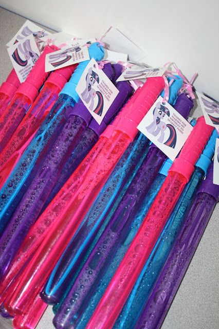 My Little Pony Party Favor, Bubble Wands with Free Printable Tag - My Little Pony Birthday Party Ideas & My Little Pony Free Printables for Party Favor Tags. www.anytots.com My Little Pony Party, My Little Pony Craft, Cumple My Little Pony, My Little Pony Decorations, Rainbow Dash Party, 6th Birthday Parties, Birthday Fun, Birthday Ideas, Equestria Girls Birthday Party