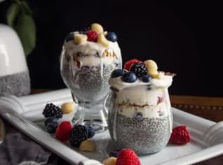 Pokud máte doma školou povinné děcko, určitě řešíte každodenní přípravu svačin. Chia Semínka, Quinoa, Healthy Breakfast, A Table, Carbs, Food And Drink, Low Carb, Pudding, Desserts