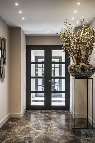 Stephen Versteegh, Versteegh Design, Luxe interieur, villa, marmer, trap, maatwerk, zwembad #hallway #wooninspiratie #instawonen #interieurstyling #interiorinstagram #theartofliving Interior Design Inspiration, Home Interior Design, Interior Decorating, Navy Living Rooms, Art Of Living, Dinning Room Decor, Home Decor Accessories, Home Remodeling, Living Room Designs