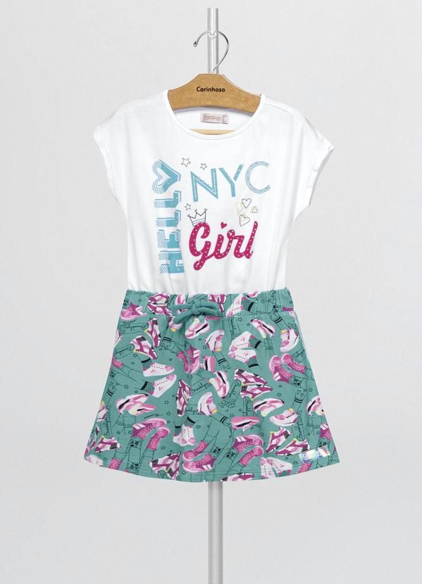 Conjunto composto por blusa confeccionada em meia malha e saia shorts em moletinho de viscose e meia malha. Modelo cl�ssico e pr�tico para o dia a dia, a modelagem tradicional acompanha as linhas do corpo com muito conforto. A blusa conta com linda estampa inspirada em New York com aplica��o de strass. O conjunto � uma excelente op��o para pais que buscam praticidade e conforto para suas filhas. Com visual casual e estampa delicado, aposte com t�nis de cano curto para completar o look. Invista! Nyc Girl, Look, Peplum Top, Rompers, Shorts, Casual, Women's Top, Dresses, Products