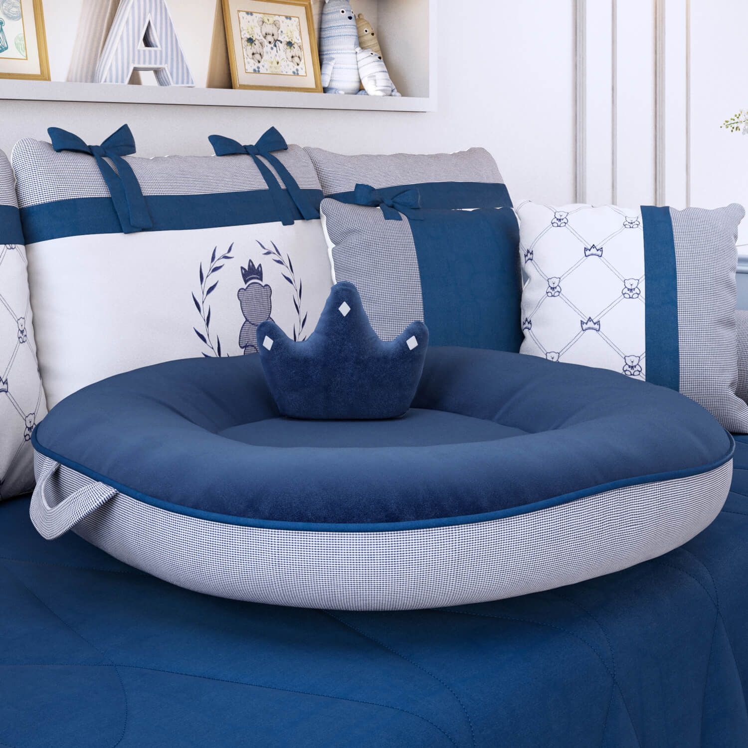 A Almofada Multiuso Ursinho Clássico Marinho é ideal para os quarto de menino em tons de azul marinho. O quarto de bebê vai ficar mais divertido com esse acessório! Baby Pillow Bed, Baby Bed, Baby Room, World Trends, Baby Swag, Outdoor Bed, Bean Bag Chair, Printing On Fabric, Bedroom Decor