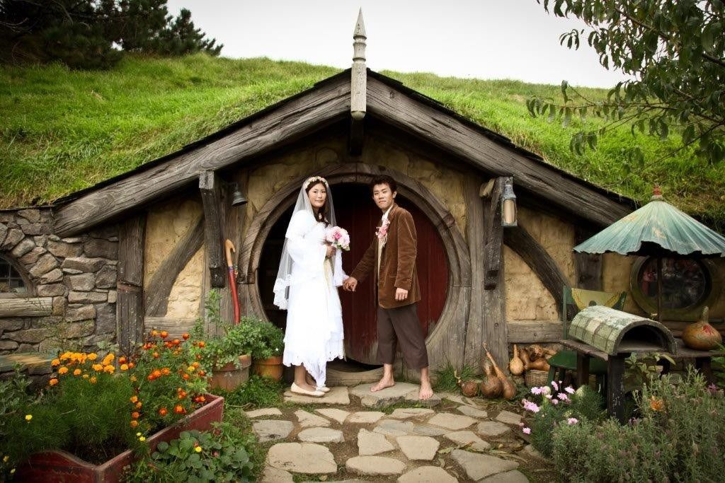 ホビット | ホビット村ウェディング | MyWedding | Maison de hobbit お歳暮 タンブラーとビール瓶のセットです。 ホビット庄(Hobbiton)限定 彫刻/オブジェクト