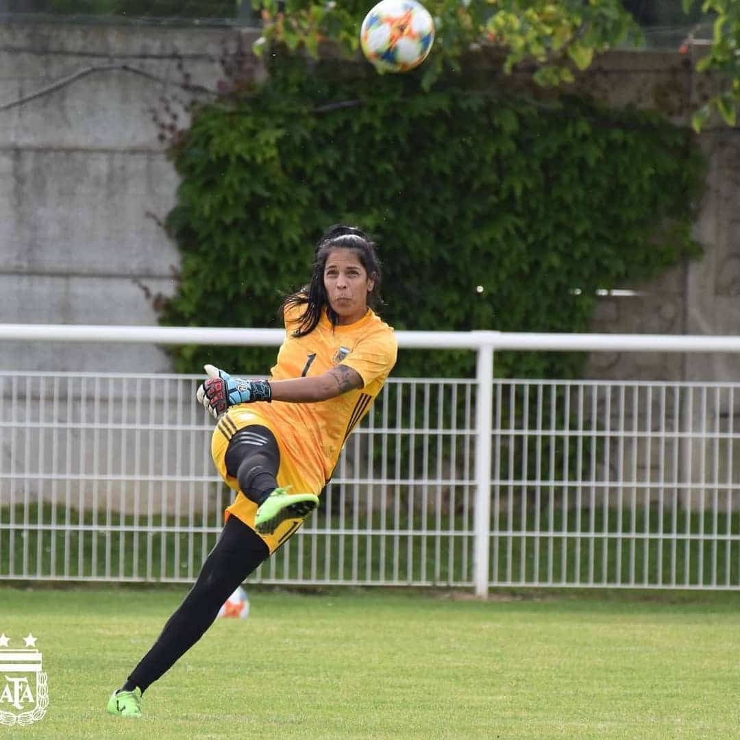 Ella es Vanina Correa, arquera de la Selección Argentina La jugadora número uno del conjunto albiceleste reparte su tiempo entre las prácticas en Rosario Central, las concentraciones en Ezeiza, su trabajo de cajera y sus dos hijos. Thing 1, Tyc, Sports, Women's Football, Two Daughters, The Selection, Sons, Hs Sports, Sport