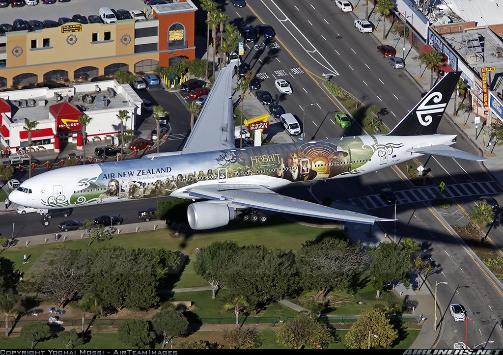 Air New Zealand Boeing 777-319/ER ZK-OKP on final approach to Los Angeles-International, December 2015. "The Hobbit" special livery. (Photo: Yochai Mossi) Boeing Aircraft, Airbus, Boeing 777 300, Klax, All Airlines, Air New Zealand, Aircraft Painting, Civil Aviation, Commercial Aircraft