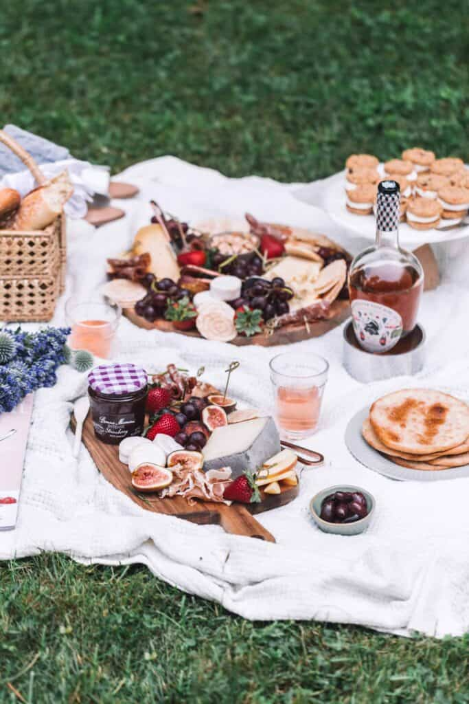 how to host a summer picnic in 6 simple steps! #bonnemaman #fruitspread #strawberry #jam #wellseasoned #foodphotography #photography #styling #foodstyling #picnicbasket #picnic #summer #summerpicnic #picnicblanket #picniclunch #picnicdinner #charctueie #cheeseboard #cheese #summercheeseboard #summercharcuterieboard #picnichowto #picnicguide #homemadepicnic #outdoorpicnic #outdoorlunch #easyentertaining Beach Picnic Foods, Picnic Lunches, Summer Picnic, Picnic Dinner, Boho Picnic, Fresh Figs, Fresh Fruit, Charcuterie Spread, Picnic Essentials