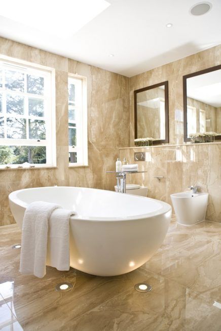 Marmeren badkamer met spots en Swarovski | Amazing bathrooms ... Marmeren badkamer met spots en Swarovski | Amazing bathrooms ...