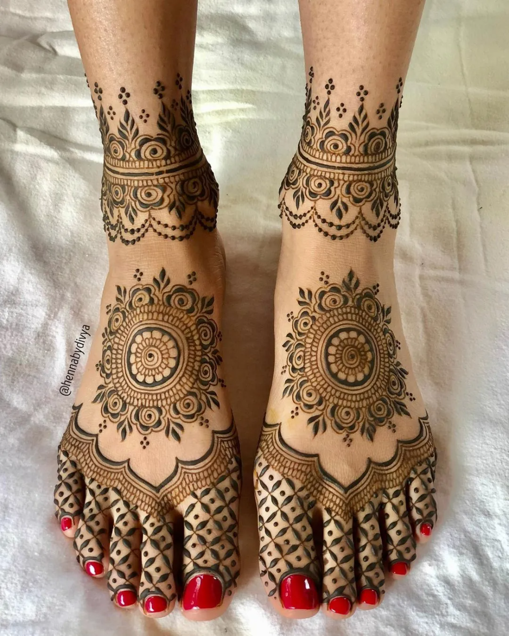 Leg Mehendi Design Ideas You Must Consider For Karva Chauth Wedding Henna Designs, Indian Henna Designs, Henna Designs Feet, Mehndi Designs Front Hand, Engagement Mehndi Designs, Latest Bridal Mehndi Designs, Modern Mehndi Designs, Mehndi Designs Book, Mehndi Designs For Girls