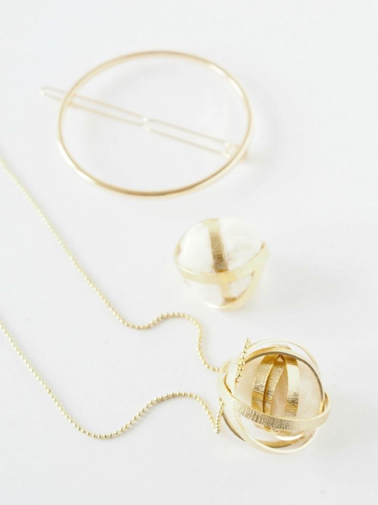 DIY wire and wool pendant and update your outfit, effortless and super quick craft - Lav selv smukke wire og uld smykker Inexpensive Diy Gifts, Easy Diy Gifts, Felt Necklace, Diy Necklace, Necklaces, Bracelets, Jewelry Projects, Diy Jewelry, Craft Projects