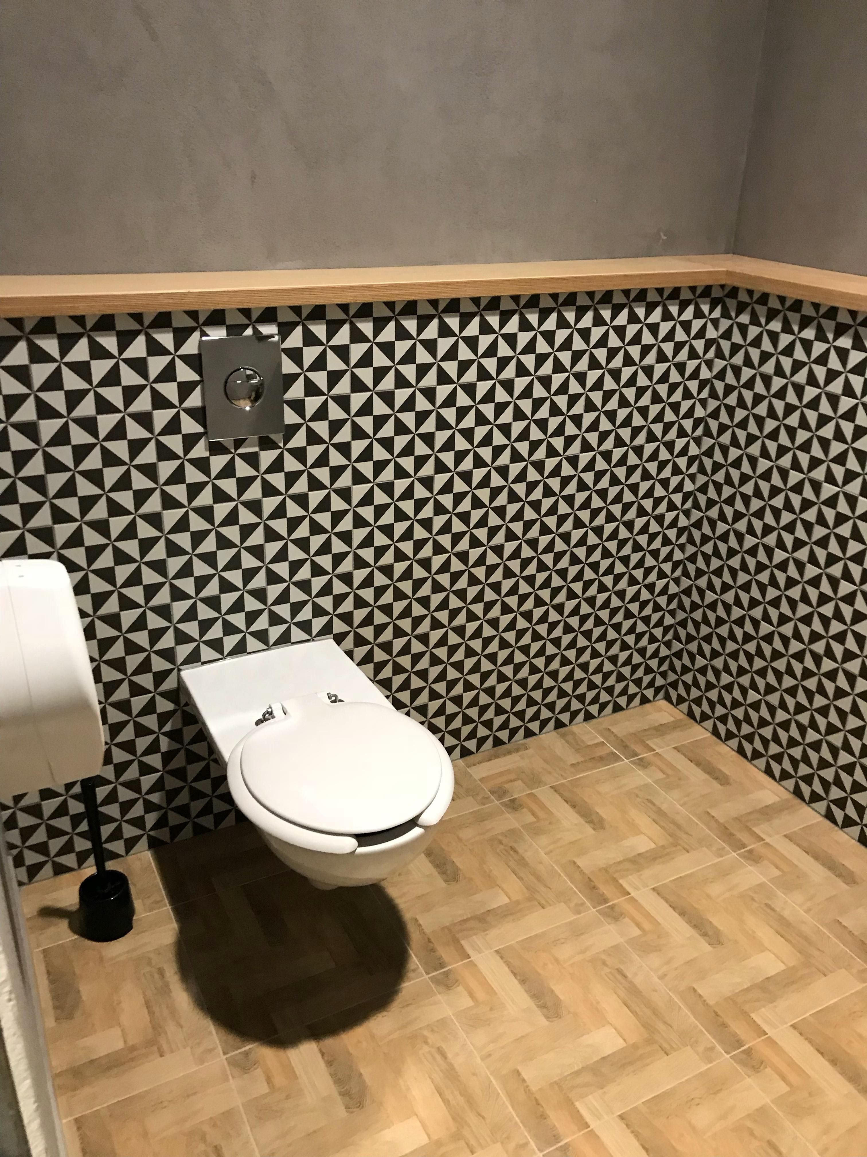 Zementfliesen Im Badezimmer Lifestyle Zementfliesen Badideen Fliesen Haus Interessant Homedesign Home Inspiratio Zementfliesen Fliesen Gaste Wc Modern