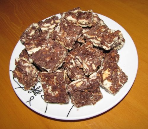 Marie Biscuit Fudge Recipe - kiddie fave. Crush 2 pkts Marie biscuits. Melt 250g butter slowly. When cooled slightly, add 2 beaten eggs - mix well. Add 500gm icing sugar, 2 T cocoa and 1 t vanilla essence - mix well. Place mix on baking tray or bowl, spread evenly, cool in fridge for 2 hrs. Cut it in desired size squares. Keep in cool place or fridge. Tart Recipes, Brownie Recipes, Sweet Recipes, Baking Recipes, Pudding Recipes, Cupcake Recipes, Chocolate Recipes, South African Desserts, South African Recipes