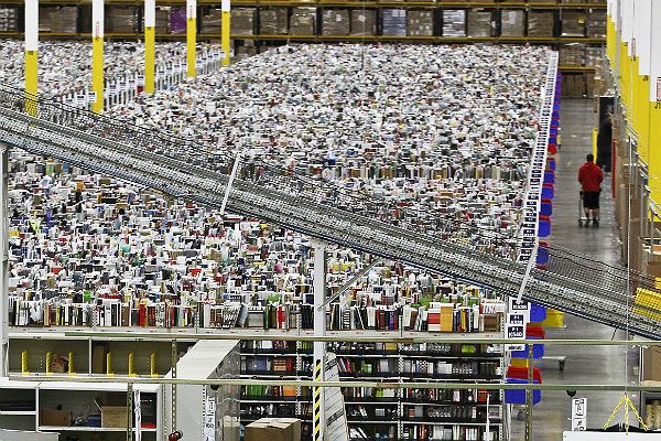 Esta es una de las bodegas de la tienda en linea Amazon.com ubicada en el estado de Arizona, en Estados Unidos. Mide cerca de 93… | Fotos, Tiendas en línea, Almacen
