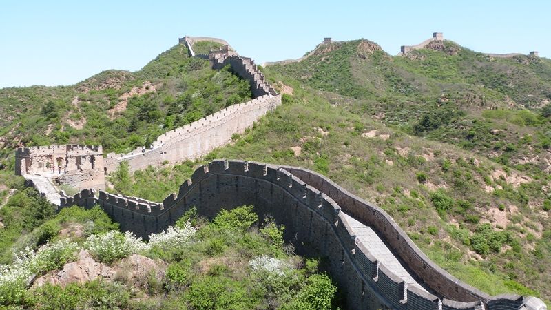 La Gran Muralla China Es Una Antigua Fortificación China Construida Y Reconstruida Entre El Siglo V China Outdoor Outdoor Structures Garden Bridge