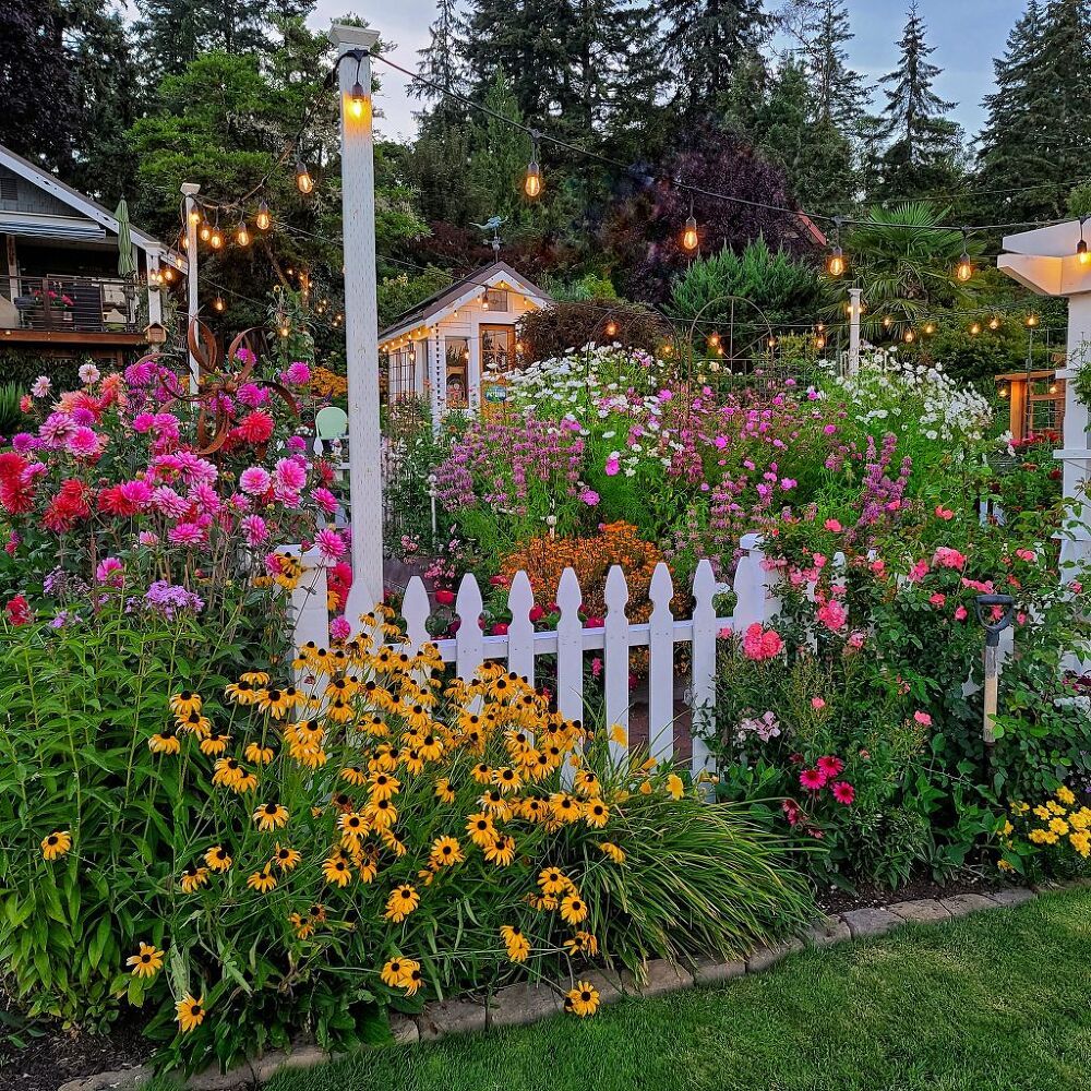 Are you thinking about starting a cut flower garden, and have no idea where to start? I’ll show you the process I go through when planning my cut flower garden. You can see more gardening tips here. This is my favorite part of growing a cut flower garden…THE PLANNING! I really enjoy the process of planning out the garden. I can’t express to you the importance of going through this phase for the sake of efficiency, and sanity! Trust me…your results will be so much more positive when y… Garden View, Front Garden, Dream Garden, Cut Flower Garden, Flower Garden Pictures, Backyard Flowers Garden, Flower Garden Design, Flower Garden Ideas Landscaping, Cut Garden