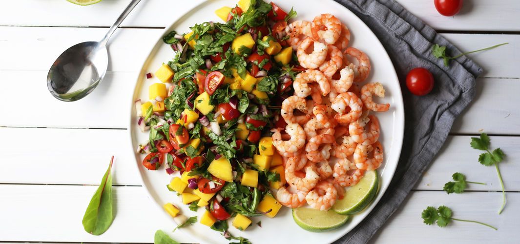 Kjøp Scampisalat med mango og tomat og resten av ukeshandelen med ett klikk! En forfriskende salat med en perfekt kombinasjon av mango, scampi og lime. Pasta Salad, Cobb Salad, Scampi, Frisk, Mango, Lime, Ethnic Recipes, Products, Cilantro