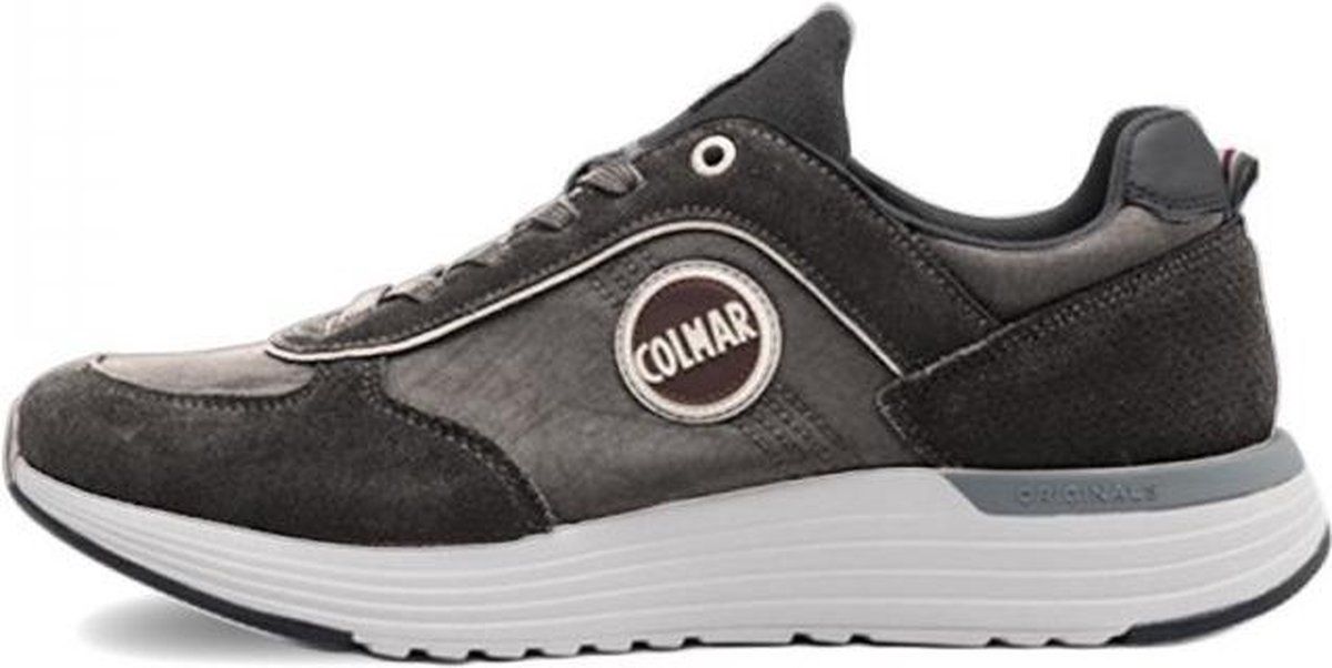 De Men Travis X-1 is een sportieve sneaker van het Italiaanse merk Colmar. De sneaker is gemaakt van nylon, maar heeft aan de bovenkant ook verschillende stukken van suède, dit zorgt samen voor een leuk speels effect. De schoen heeft een dikke zool die is gemaakt van een combinatie van EVA en rubber, deze combinatie zorgt voor optimale demping en ultiem loopcomfort. Nadat u op EVA heeft gelopen wilt u nooit meer anders. Deze vlotte sneaker is te combineren met al uw casual outfits. Colmar, Sneakers Outfit, Dark Grey, Puma Sneaker, Suede, Man, Outfits, Shoes, Black