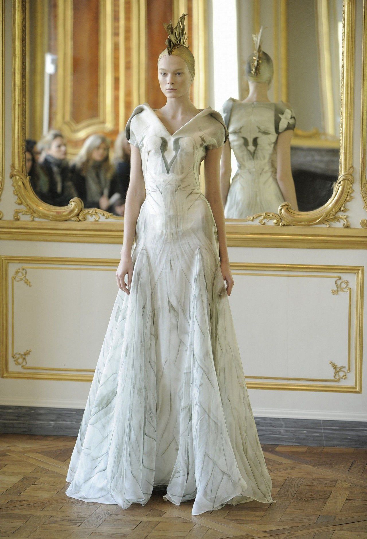 Alexander McQueen Fall 2010 Fabulous dresses, Wedding dresses, Dresses
