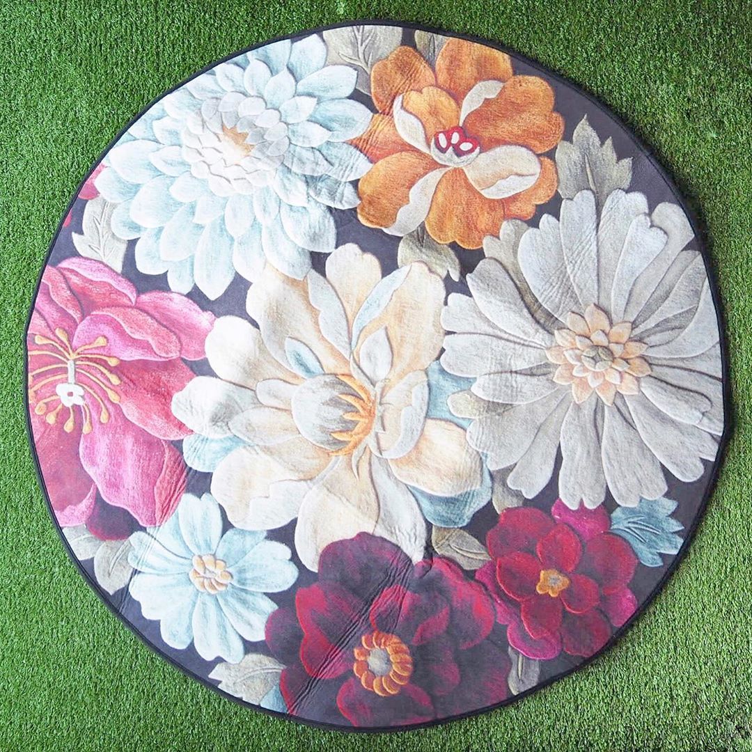 Fresh Friday Blooms✨🌹 ⚜️ Non Slip Round Carpet, Available on our website now! (Link in Bio)