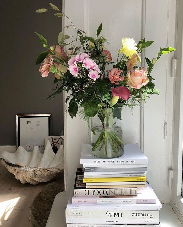 The Golden Girl | Pretty Things, Aesthetic, makeup, relaxing, pink, soft pink, makeup, baths, flowers, shades of pink, style, fashion blogger, blogger, inspiration Flower Aesthetic, Aesthetic Room, Aesthetic Makeup, Office Inspiration, Dream Apartment, Apartment Door, My New Room, Cheap Home Decor, Dream Room