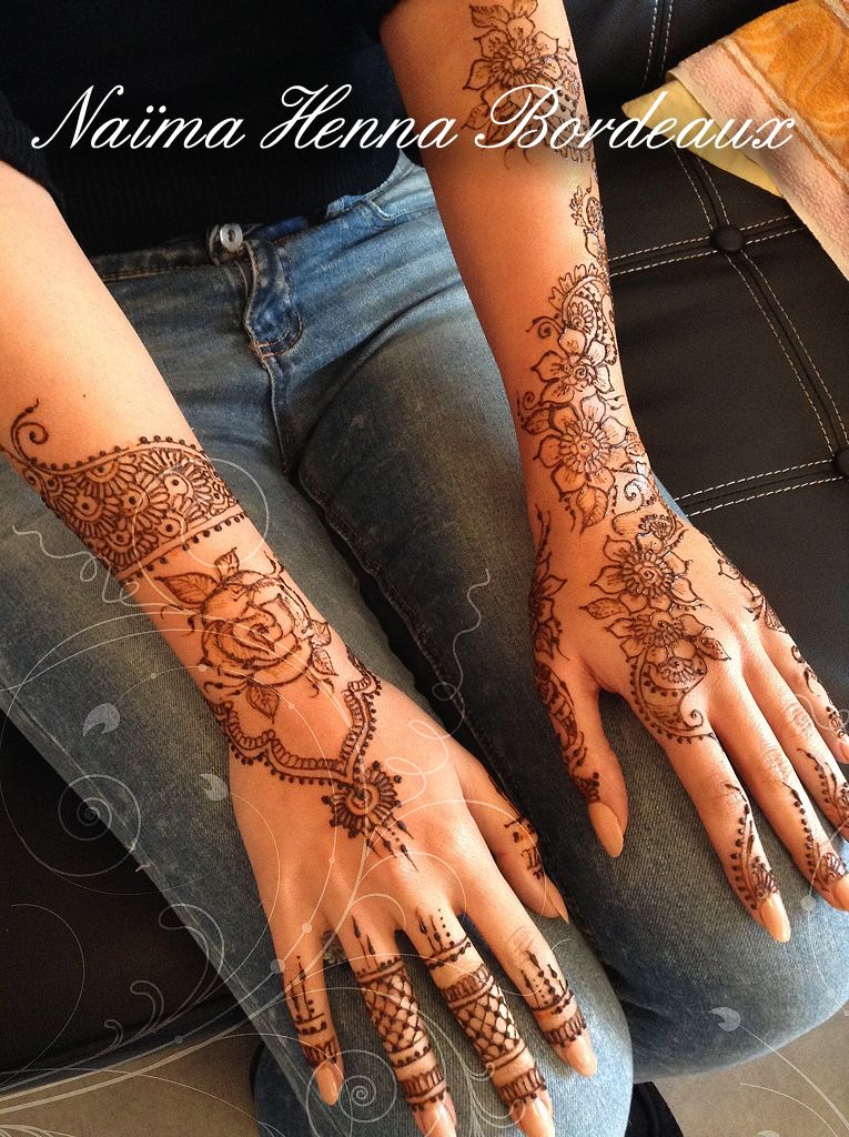 henne fleurs rose mains bras tatouage au henné naturel sur bordeaux