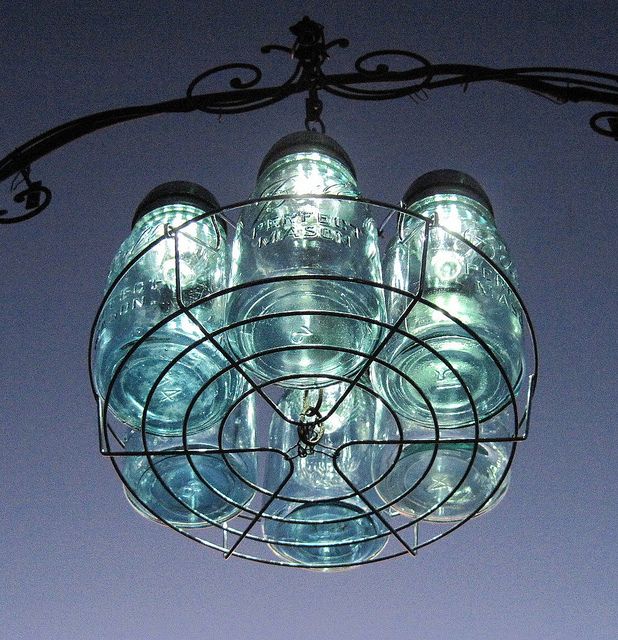 Mason Jar Solar Chandelier - made with a canner rack, mason jars and lights ... so cool ... why didn't I think of that? Mason Jar Solar Lights, Mason Jar Lighting, Diy Lighting, Outdoor Lighting, Wedding Lighting, Porch Lighting, Rustic Lighting, Mason Jar Projects, Mason Jar Crafts