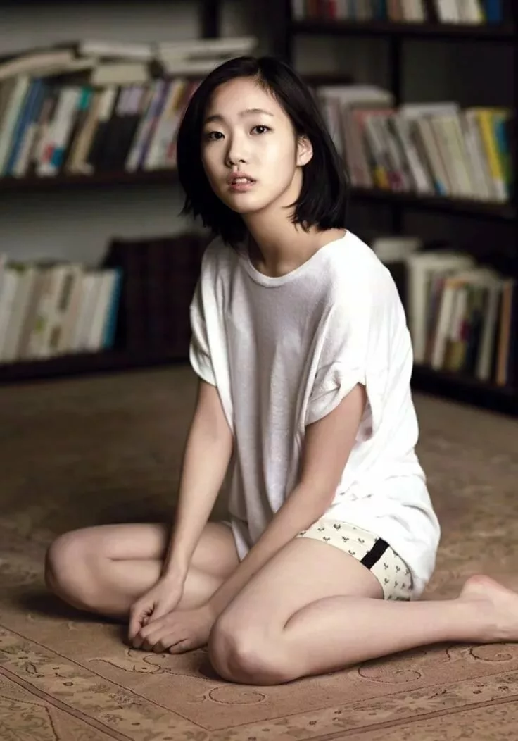 Pin by Conte 1 on Kim Go Eun, 김고은 Figure poses, Pose reference photo