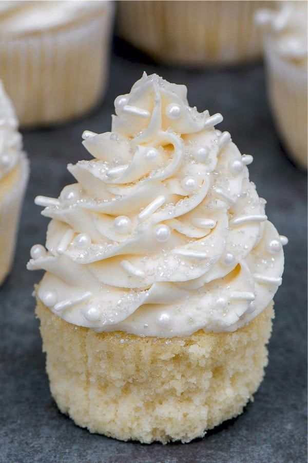 Want to make your own, super festive, Christmas cupcakes this year!? These creative dessert recipes will give you the inspiration you need to bake your own this holiday season! New Year's Desserts, Dessert Recipes, Mini Cakes, Cupcake Cakes, Best Vanilla Cupcake Recipe, Moist Cupcake Recipes, Moist Vanilla Cupcakes, Cupcake Flavors, Dessert Nouvel An