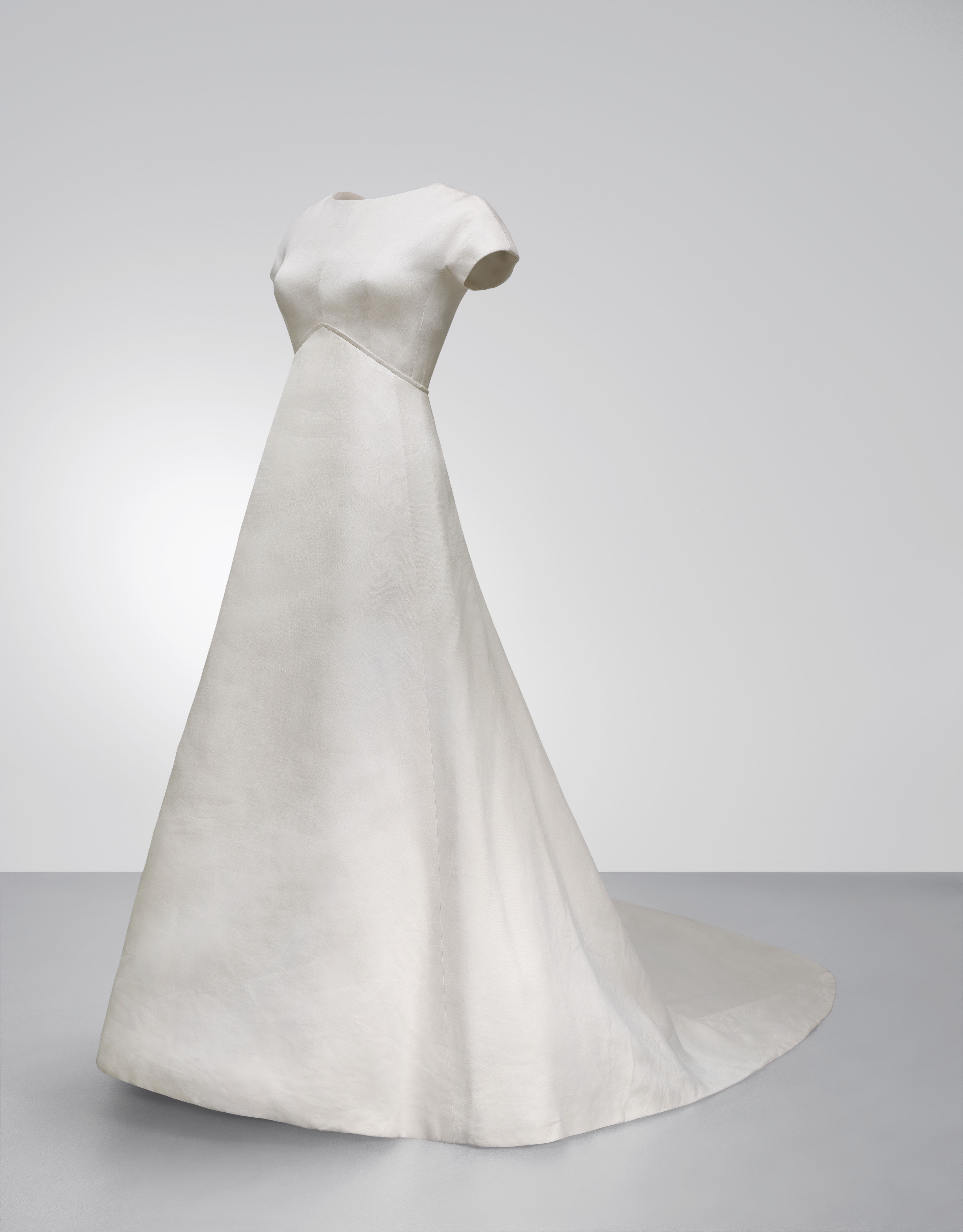 El Museo Balenciaga Cambia De Trajes In 2018 Vintage Historical Wedding Dress Balenciaga 1968