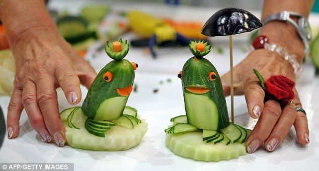 This pair of frogs were created using cucumbers, with their tongues and eyes made from small pieces of carrot Food Carving, Fruit Carving, Funny Food Pictures, Frog Food, Vegetable Animals, Fruit And Vegetable Carving, Cute Food Art, Snacks Für Party, Food Humor