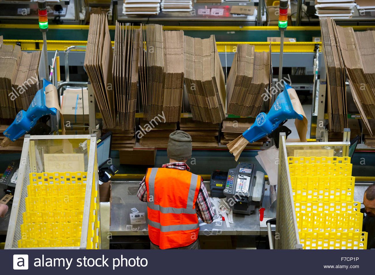 Selettori di magazzino nel centro di distribuzione Amazon warehouse in Swansea, ...