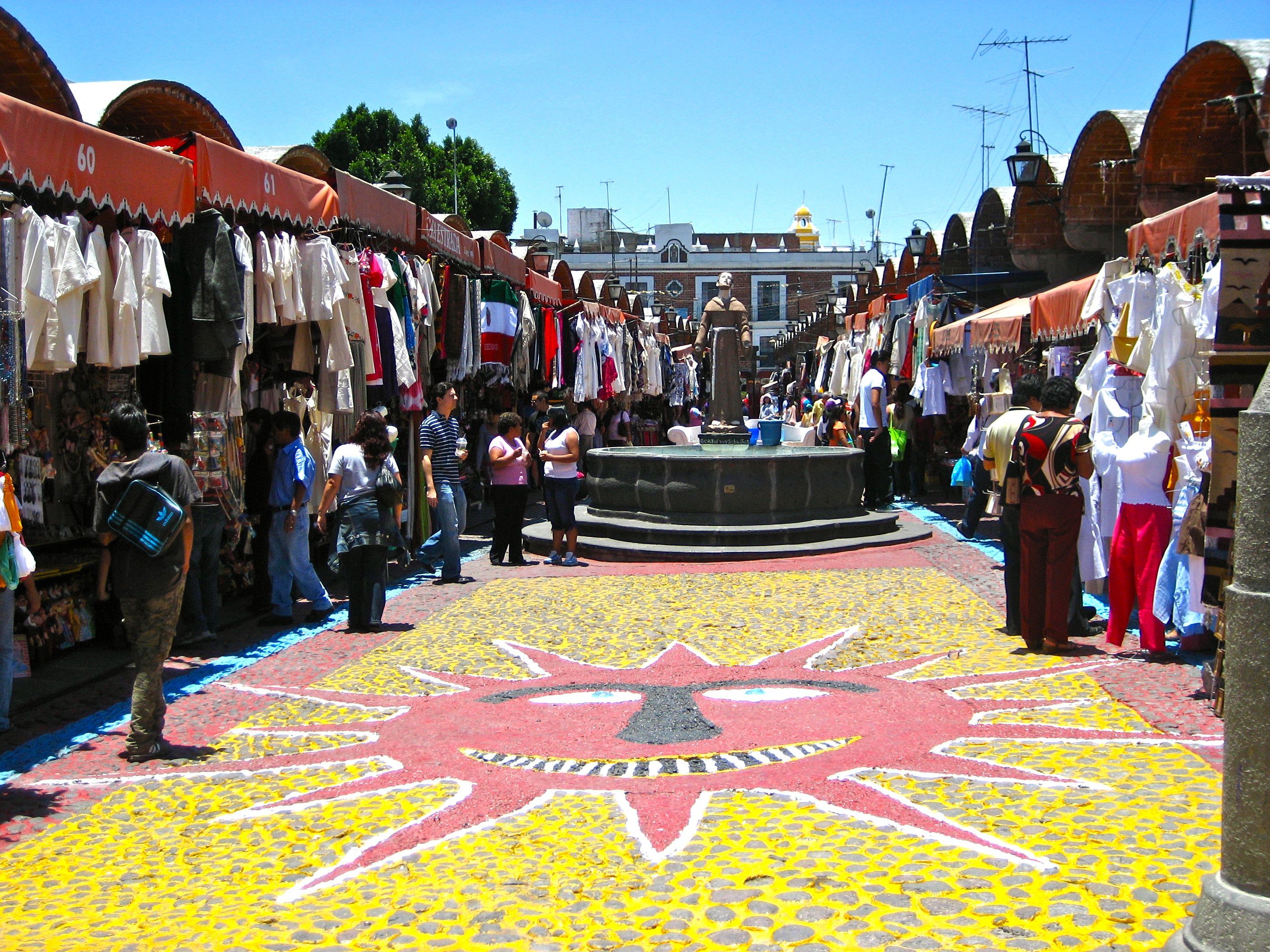 personas comprando artesanias en el parian