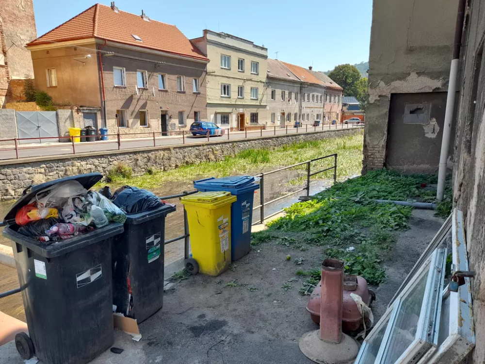 Každý třetí v exekuci. Tady měli šmejdi žně - Seznam Zprávy Lab, Patio, Structures, Outdoor Decor, Home Decor, Decoration Home, Room Decor, Labs, Home Interior Design