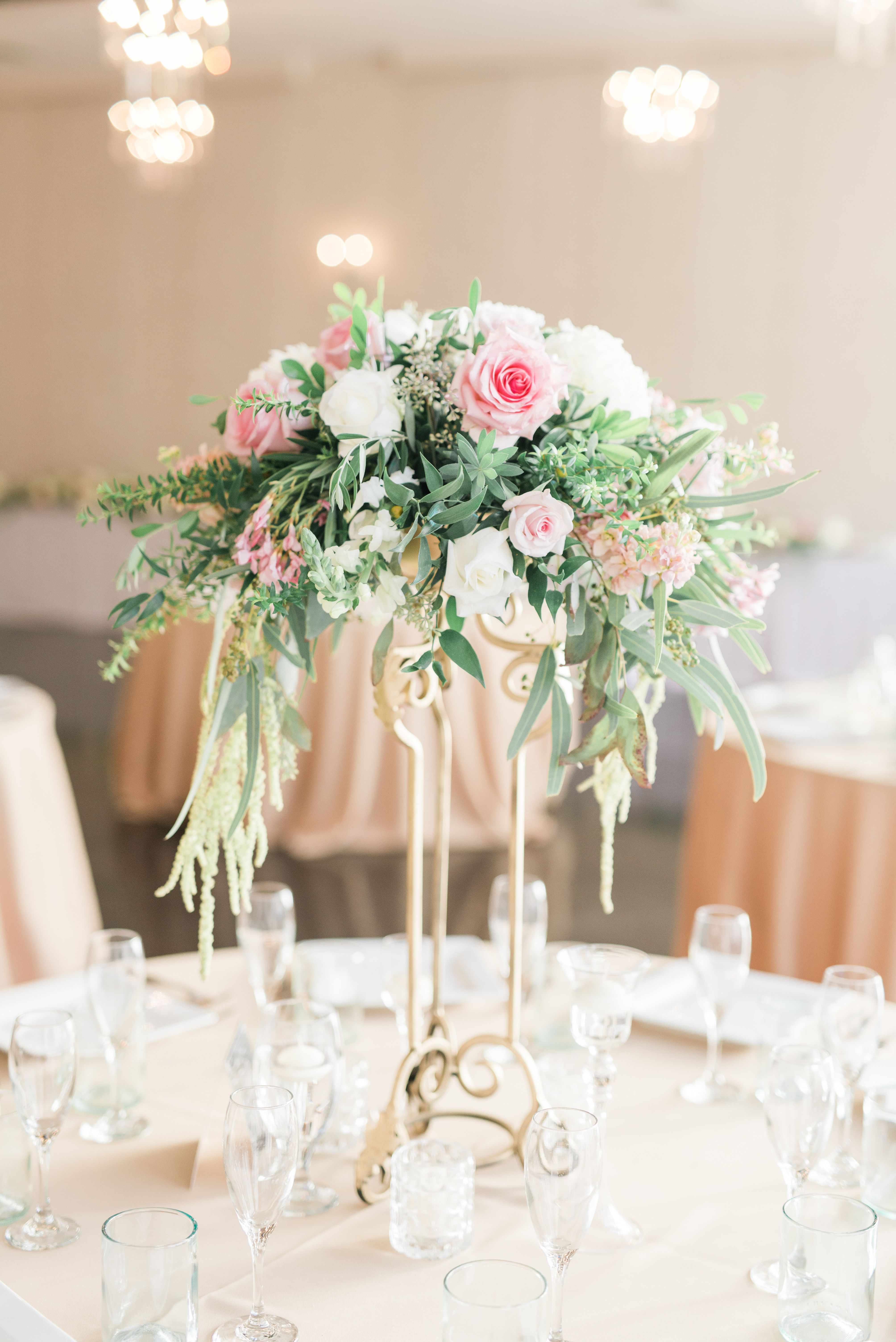 Pink And White Romantic #Centerpiece Idea @Weddingchicks Pink And White Romantic #Centerpiece Idea @Weddingchicks