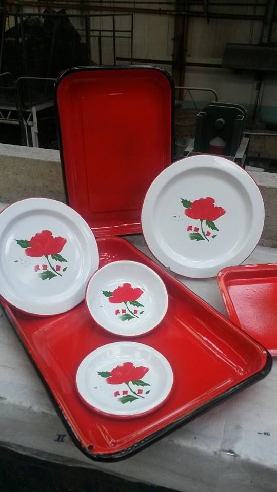 Juego de platos decorados, flores rojas en platos de peltre Diseños - diseos vintage Juego de platos decorados, flores rojas en platos de peltre Diseños - diseos vintage