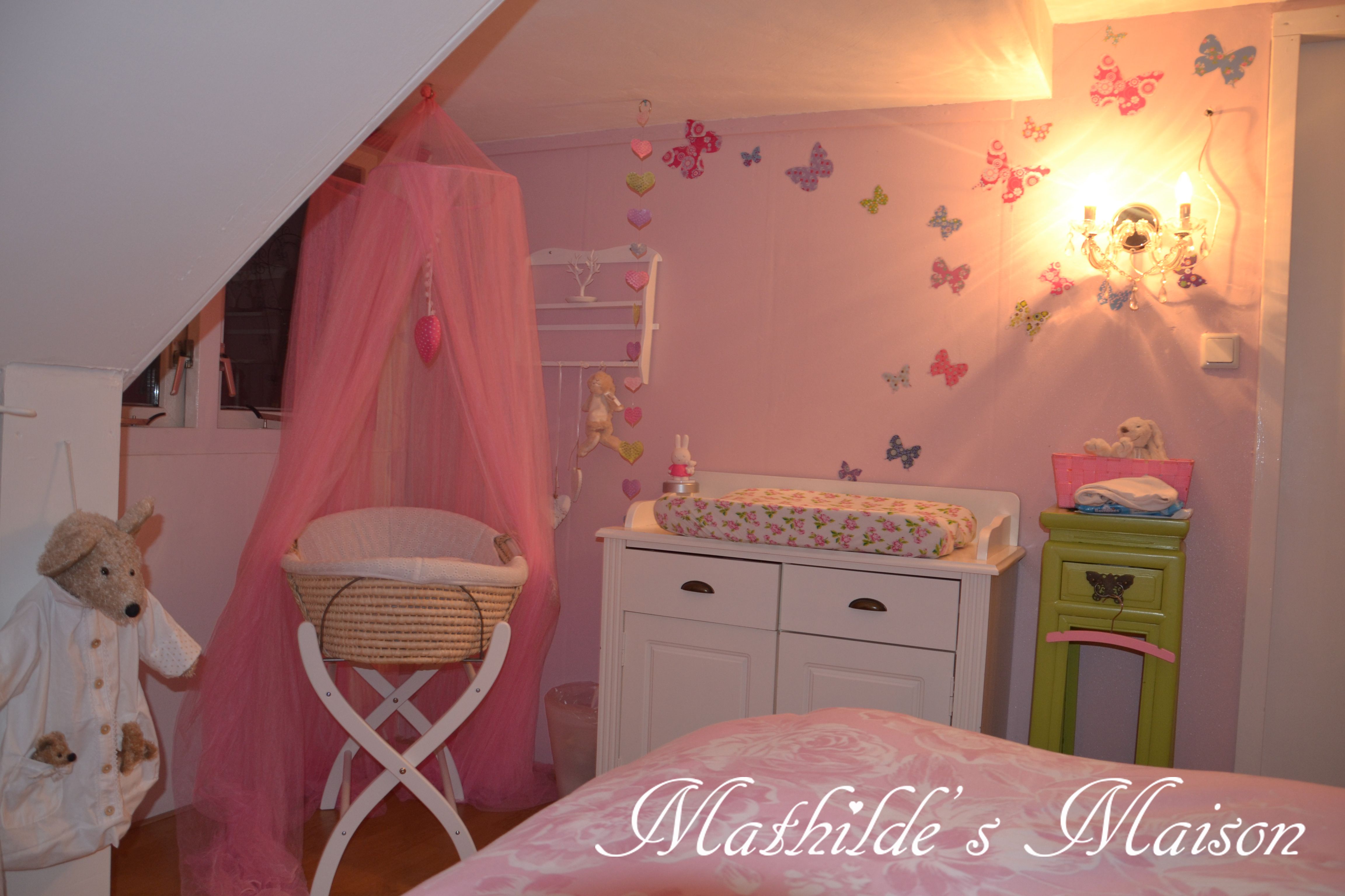 Tijdelijke slaapplek voor de baby in de ouder-slaapkamer. Mozes ... Tijdelijke slaapplek voor de baby in de ouder-slaapkamer. Mozes ...