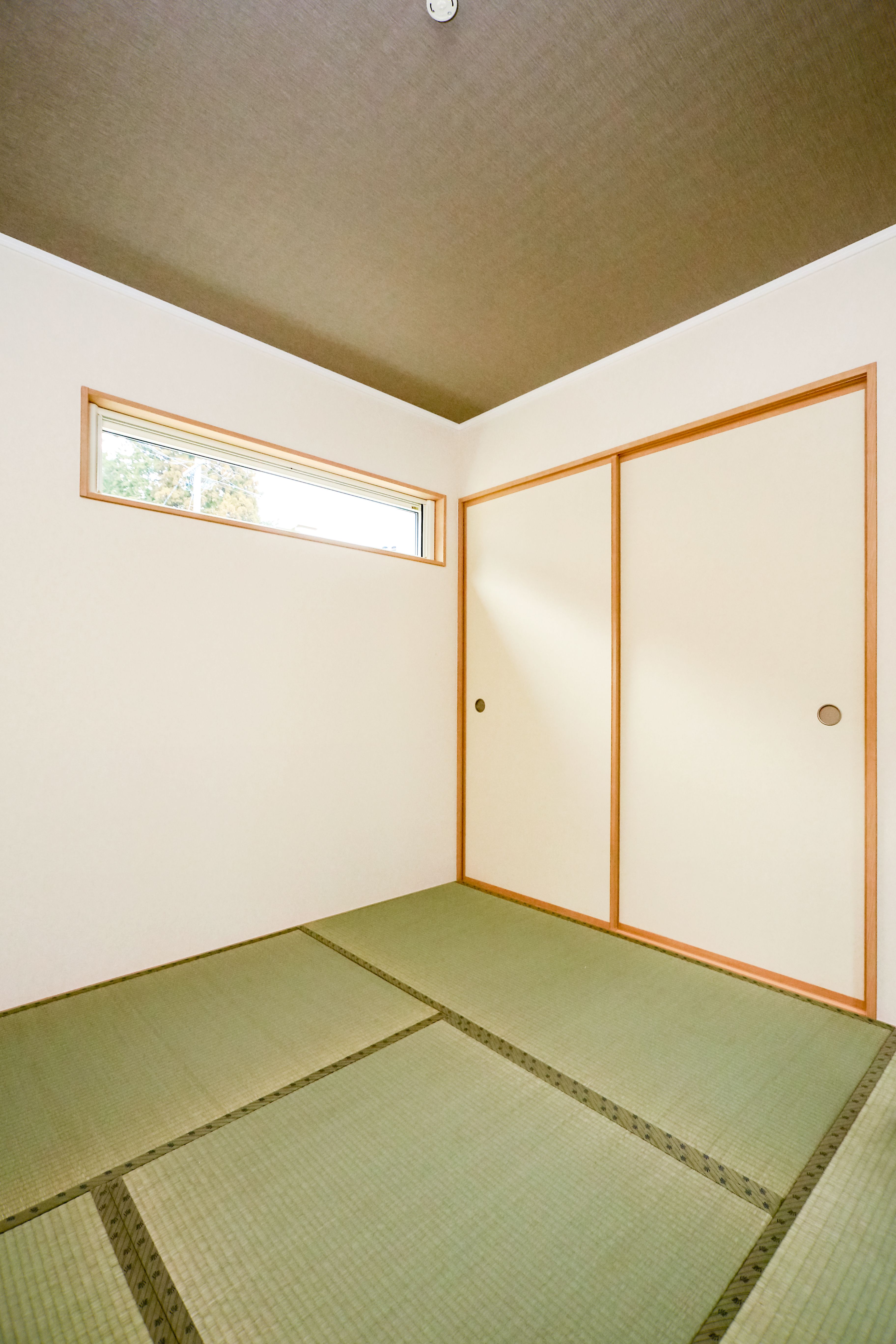 横長の窓から心地よい光が入るシンプルな和室 アイフルホーム 建築 住宅建築 横長の窓から心地よい光が入るシンプルな和室 アイフルホーム 建築 住宅建築