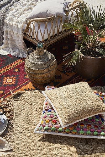 Come una vacanza in Marocco! Porta a casa tua l'atmosfera orientale ed esotica decorando il giardino, il balcone oppure la terrazza con cuscini e mobili ispirati allo stile marocchino. I colori sono caldi ed avvolgenti, inoltre non mancano pouf e cuscini da terra. // Casa Idee Home Design Interior Decor Piccolo Piante Estate Legno Tavolo Mediterraneo Pelle DIY Fai Da Te #giardino #marocco #idee Birthday Party Design, Oriental, Ko Lanta, Sweet Home, Patio, Modern, Throw Pillows, Marrakech, Rugs