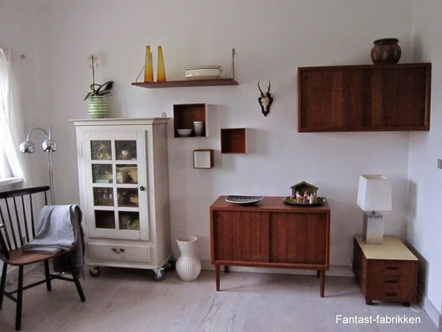 Projekt teak kassevæg, boligindretning, leg med gamle møbler, en væg ... Indretning stue teak