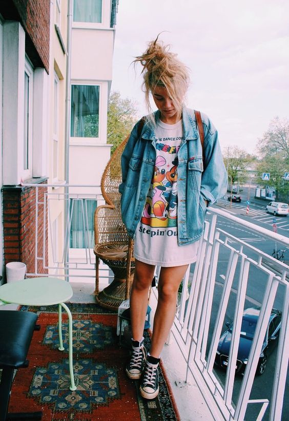 Wie trägt man ein übergroßes T-Shirt: 15 Ideen #90sgrunge