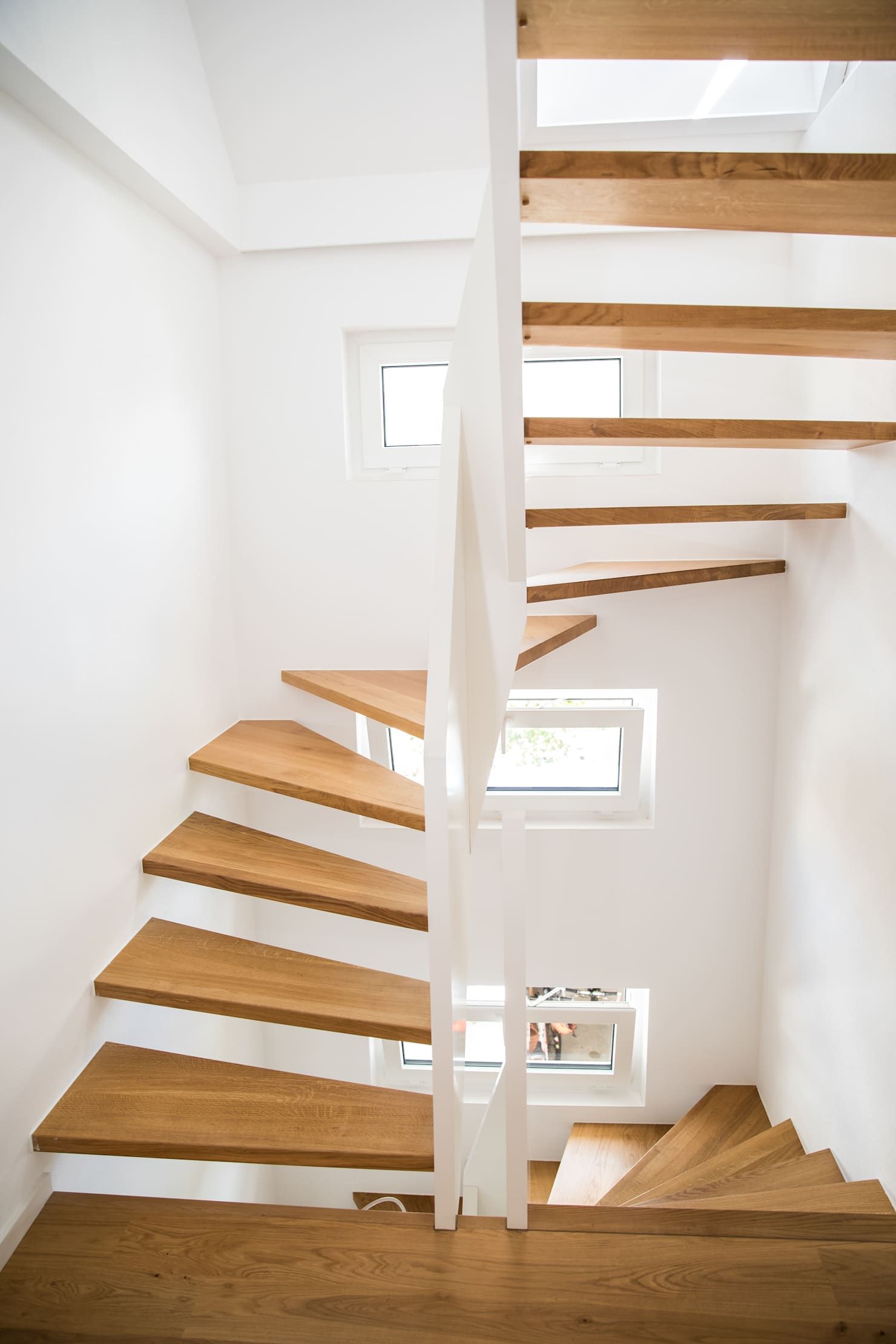 1 2 Gewendelte Treppe Mit Brüstungshohen En Flur Le Von