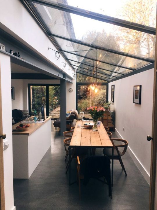 Industrielle moderne Küche und Esszimmer mit Decke