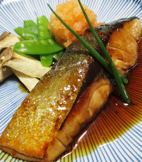 フライパンで一つで手軽に出来るブリの照り焼き 美味しいですよね こっくりと煮詰めたトロミのある甘辛ダレはご飯にぴったりです 本日はいつもの ブリの照り焼きに 大根おろしと一味唐からしを混ぜた 一味おろし を添えていただきました うま味たっぷり 照り照り フライパンで一つで手軽に出来るブリの照り焼き 美味しいですよね こっくりと煮詰めたトロミのある甘辛ダレはご飯にぴったりです 本日はいつもの ブリの照り焼きに 大根おろしと一味唐からしを混ぜた 一味おろし を添えていただきました うま味たっぷり 照り照り
